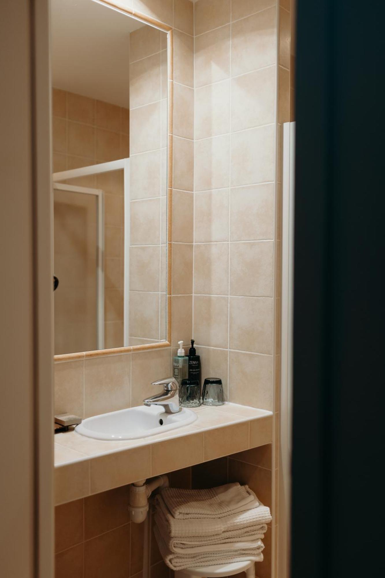 Doppelzimmer mit Straßenblick