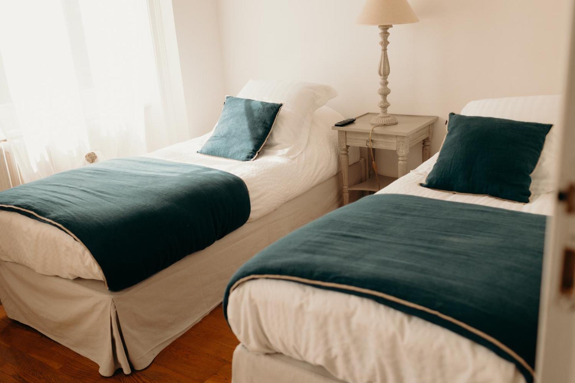Zweibettzimmer mit Straßenblick